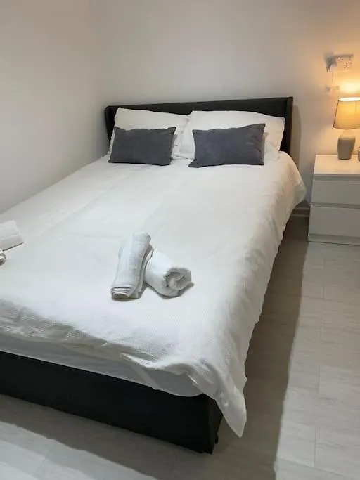 Belfast Chic: Elegant 2Br Sleeps 5, Prime Location Apartment