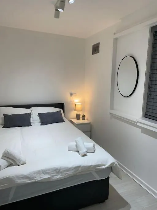 Belfast Chic: Elegant 2Br Sleeps 5, Prime Location Apartment 0*,  United Kingdom