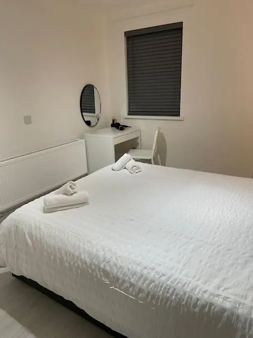 Belfast Chic: Elegant 2Br Sleeps 5, Prime Location Apartment United Kingdom