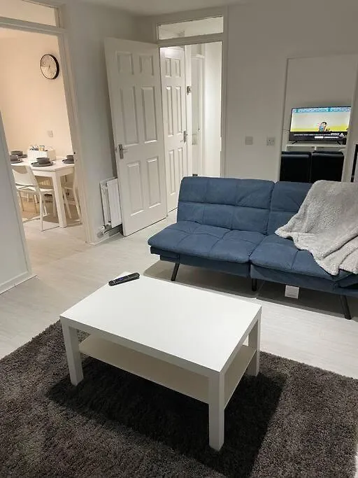 Belfast Chic: Elegant 2Br Sleeps 5, Prime Location Apartment