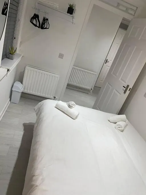 Belfast Chic: Elegant 2Br Sleeps 5, Prime Location Apartment
