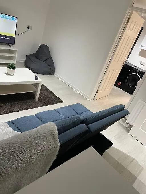 Belfast Chic: Elegant 2Br Sleeps 5, Prime Location Apartment