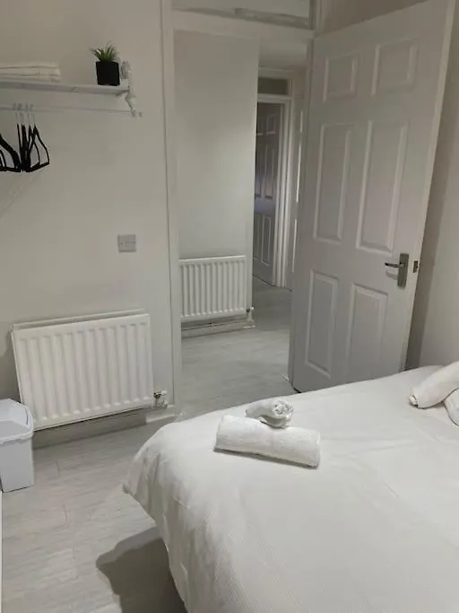 Belfast Chic: Elegant 2Br Sleeps 5, Prime Location Apartment United Kingdom