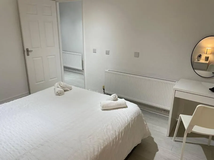 Belfast Chic: Elegant 2Br Sleeps 5, Prime Location Apartment