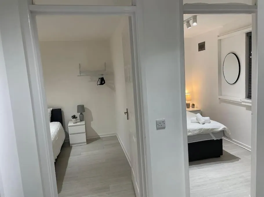 Belfast Chic: Elegant 2Br Sleeps 5, Prime Location Apartment
