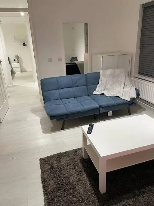 Belfast Chic: Elegant 2Br Sleeps 5, Prime Location Apartment