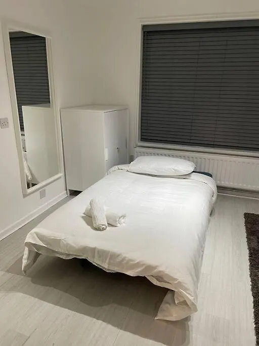 Belfast Chic: Elegant 2Br Sleeps 5, Prime Location Apartment