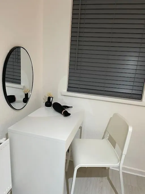 Belfast Chic: Elegant 2Br Sleeps 5, Prime Location Apartment