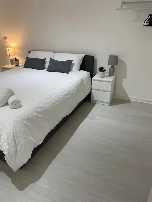 Belfast Chic: Elegant 2Br Sleeps 5, Prime Location Apartment