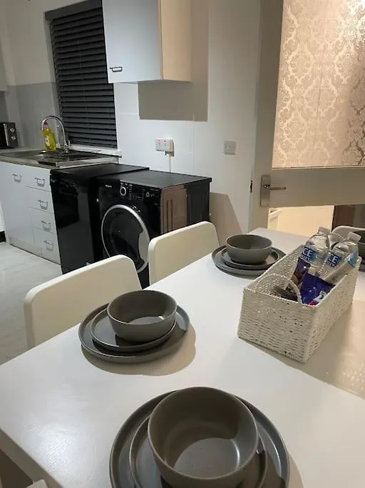 Belfast Chic: Elegant 2Br Sleeps 5, Prime Location Apartment