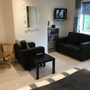 https://spacious-ground-floor-studio-flat-easy-access-to.cambridgehotelsuk.com