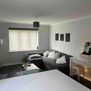 https://newly-refurbished-apartment-with-private-parking.bournemouth-hotels.org