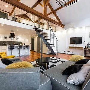 https://les-suites-sainte-claire.hotels-rhonealpes.com