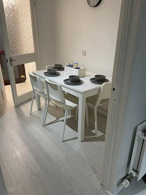 Belfast Chic: Elegant 2Br Sleeps 5, Prime Location Apartman Egyesült Királyság