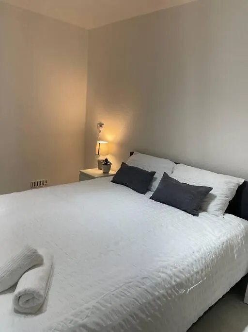 Belfast Chic: Elegant 2Br Sleeps 5, Prime Location Apartman